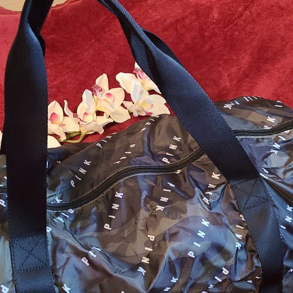 BRAND NEW PINK VS Duffle Bag - Picture 4 of 11
